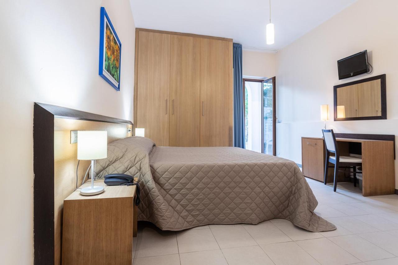 Club Azzurro Hotel & Resort Порто-Чезарео Экстерьер фото