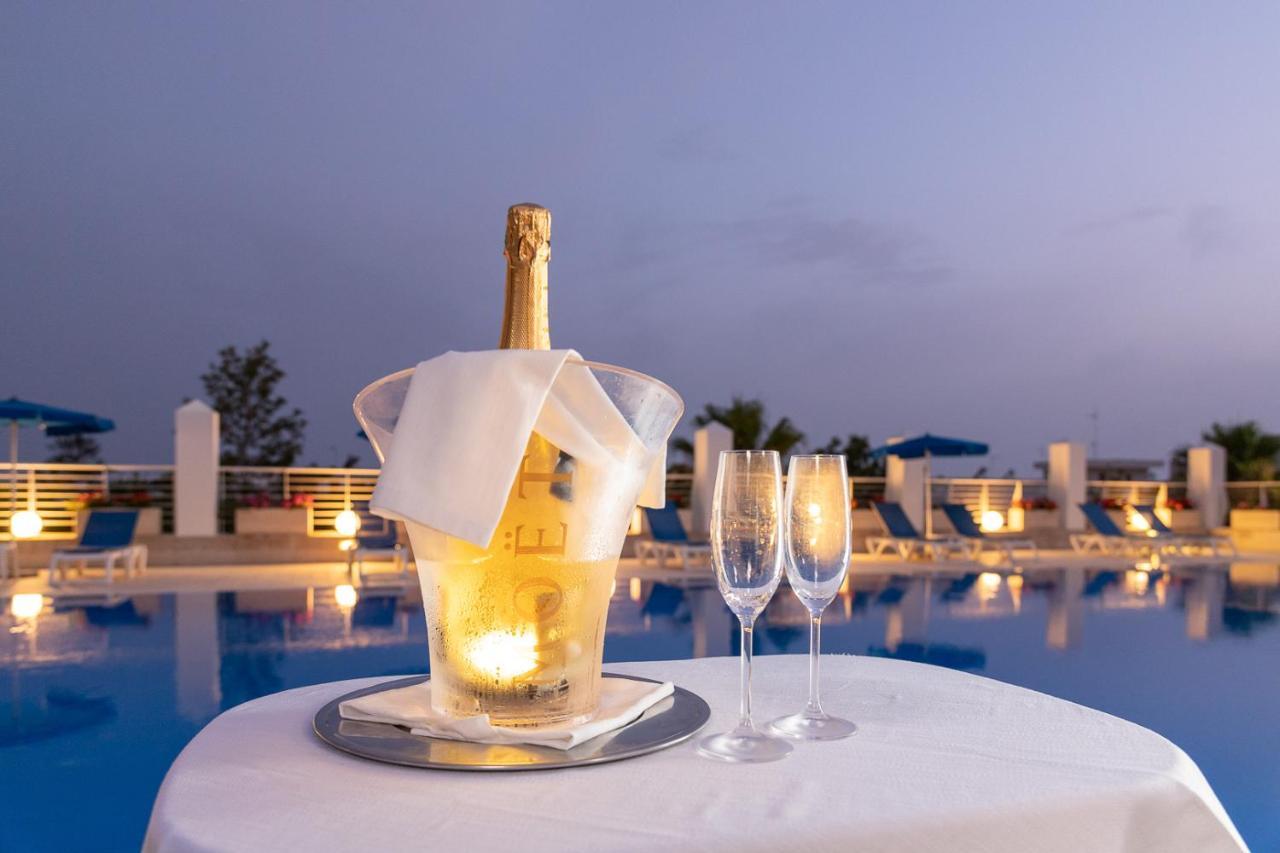Club Azzurro Hotel & Resort Порто-Чезарео Экстерьер фото