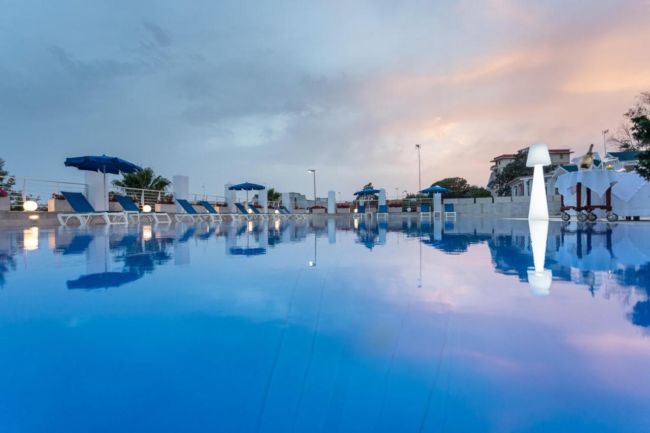 Club Azzurro Hotel & Resort Порто-Чезарео Экстерьер фото