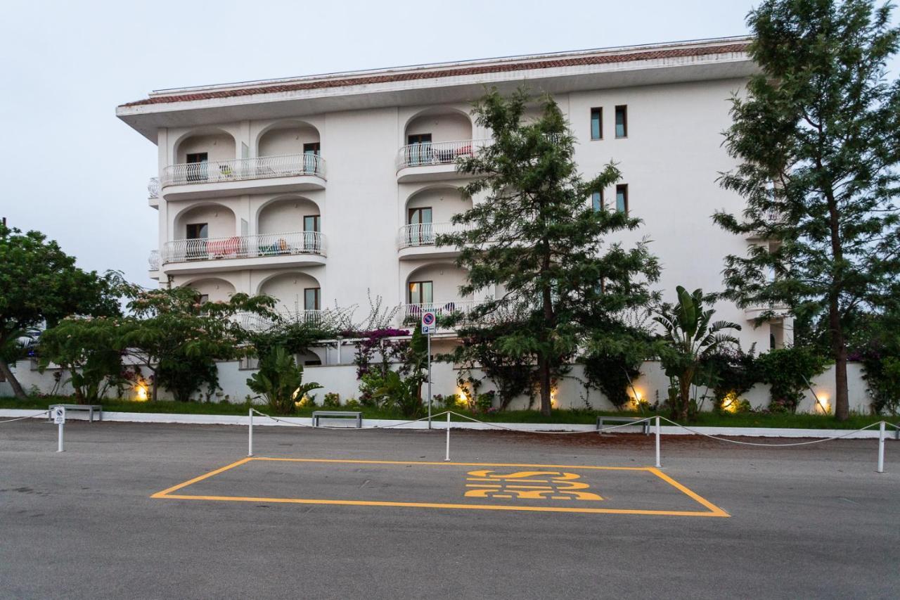 Club Azzurro Hotel & Resort Порто-Чезарео Экстерьер фото