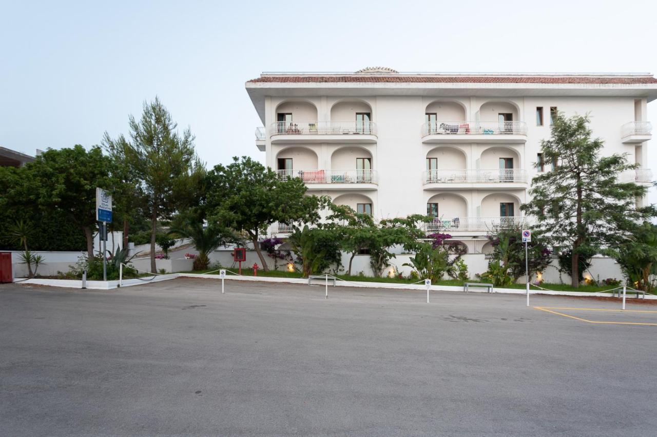 Club Azzurro Hotel & Resort Порто-Чезарео Экстерьер фото