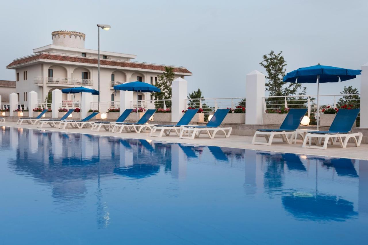 Club Azzurro Hotel & Resort Порто-Чезарео Экстерьер фото